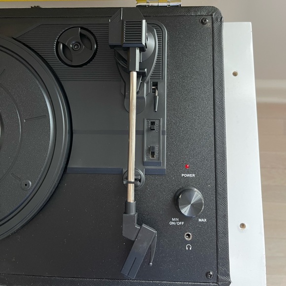 NEW PERFECT CONDITION CROSLEY CHARLIE BROWN THEMED RECORD PLAYER / TURNTABLE - Picture 4 of 5